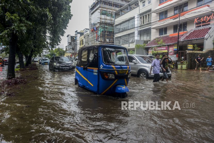 Sejumlah kendaraan melewati genangan air saat terjadi banjir di Jalan Bungur Besar Raya, Kemayoran, Jakarta, Selasa (18/1/2022). Banjir tersebut terjadi karena buruknya drainase di jalan tersebut serta tingginya intensitas hujan. Republika/Putra M. Akbar