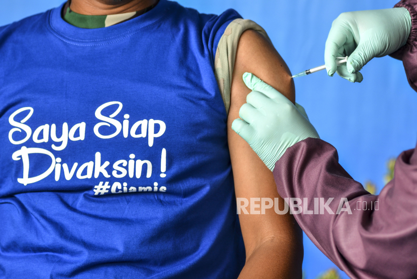 Petugas medis menyuntikkan vaksin COVID-19 Sinovac kepada anggota TNI di Puskesmas Kabupaten Ciamis, Jawa Barat, Senin (1/2/2021). Sebanyak 3.842 tenaga kesehatan berserta Prokopimda Ciamis mengikuti vaksinasi tahap pertama serentak di 37 Puskesmas. 