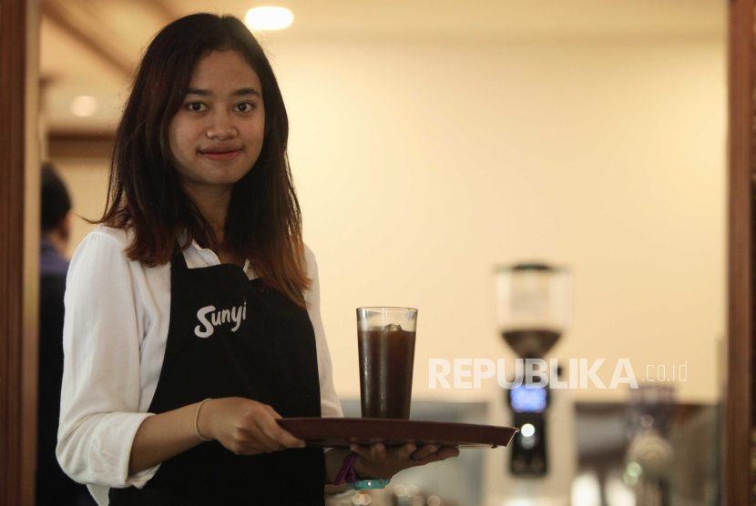 Barista Sunyi Coffee Abel berpose saat ditemui Republika di Kebayoran Baru, Jakarta, Selasa (1/8/2023). Sunyi Coffee mememberdayakan penyandang disabilitas untuk bekerja sebagai barista dan pramusaji.