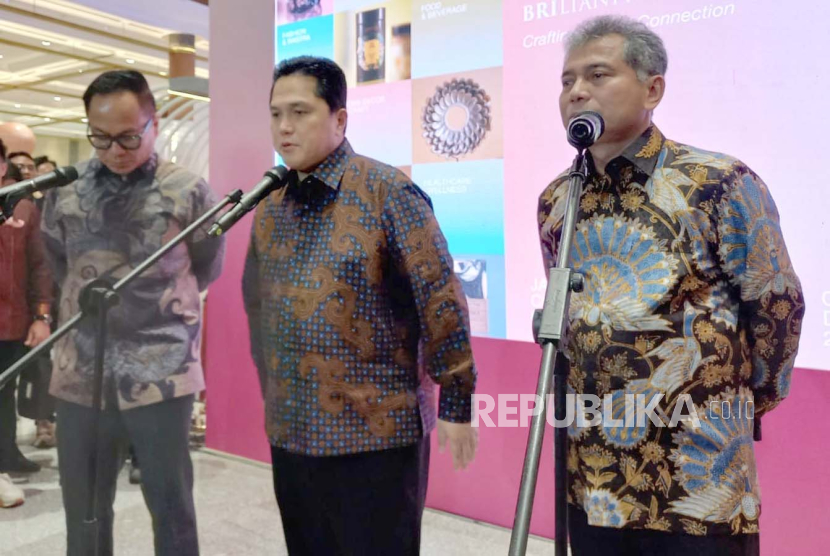 Menteri BUMN Erick Thohir ditemani Wakil Menteri BUMN Kartika Wirjoatmodjo dan Direktur Utama BRI Sunarso menjawab pertanyaan wartawan usai Upacara Pembukaan BRI UMKM EXPO(RT) BRILIANPRENEUR 2023 di Jakarta, Kamis (7/12/2023).