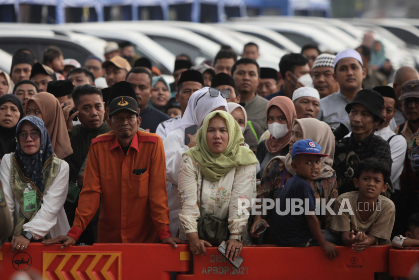 Sejumlah keluarga dari jamaah haji menunggu kedatangan jamaah di Asrama Haji Kota Tangerang, Banten, Rabu (5/7/2023). Sebanyak 391 jamaah haji kloter pertama Tangerang tiba kembali di tanah air usai menunaikan ibadah haji.