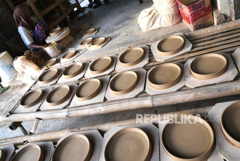 Pengerajin membuat keramik di Pundong, Bantul, Yogyakarta, Kamis (25/11). Pundong menjadi sentra pembuatan gerabah keramik ukuran kecil. Seperti cangkir, teko, vas bunga, dan perkakas kecil. Keramik produksi Pundong sudah dipasarkan hingga Amerika dan Eropa.