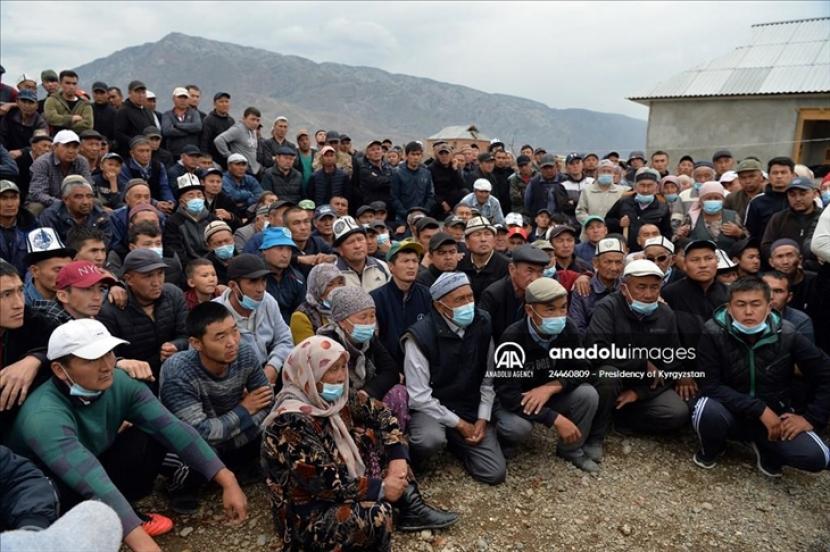 Kirgistan mulai mengevakuasi penduduk desa setelah mengklaim bahwa Tajikistan melanggar perjanjian gencatan senjata di wilayah Chong-Alay di Osh Oblast Selatan.