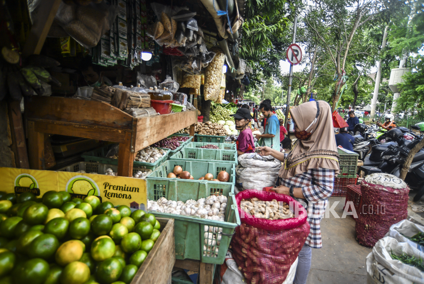 Calon pembeli berbelanja di Pasar Senen, Jakarta, Senin (1/2). Konsumsi rumah tangga yang menyumbang separuh dari pertumbuhan ekonomi nasional dari sisi pengeluaran masih mengalami tekanan. Tercatat, konsumsi rumah tangga anjlok 3,61 persen sepanjang kuartal IV 2020.