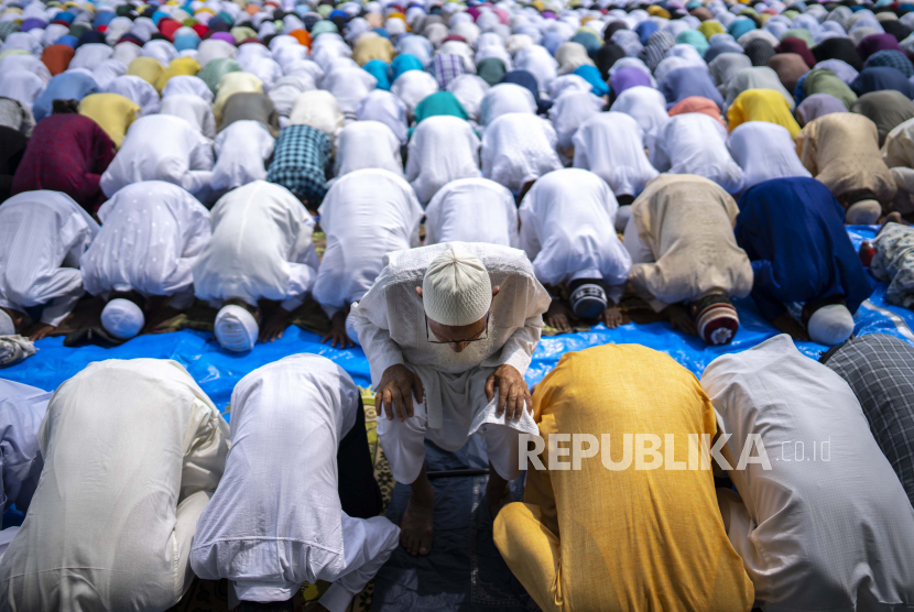  Umat Muslim melaksanakan salat Idul Fitri di Gauhati, India, Selasa, 3 Mei 2022. Idul Fitri menandai berakhirnya bulan puasa Ramadhan.