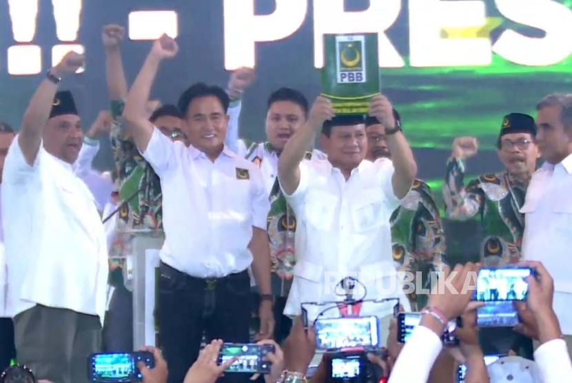 Tangkapan layar YouTub Calon presiden dari Partai Gerindra Prabowo Subianto mengangkat SK dukungan dari Partai Bulan Bintang (PBB) dalam acara ulang tahun dan deklarasi dukungan PBB di ICE BSD City, Tangerang, Ahad (30/7/2023).