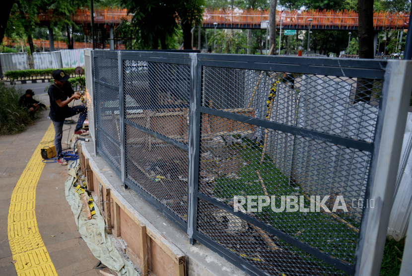 Pekerja menyelesaikan proyek pemasangan pagar di Tebet Eco Park, Tebet, Jakarta, Senin (12/12/2022). Pemasangan pagar sepanjang 1.700 meter yang mengelilingi Tebet Eco Park itu untuk meningkatkan kenyamanan pengunjung taman hingga mempermudah kontrol aksesibilitas keluar masuk pengunjung. Republika/Putra M. Akbar