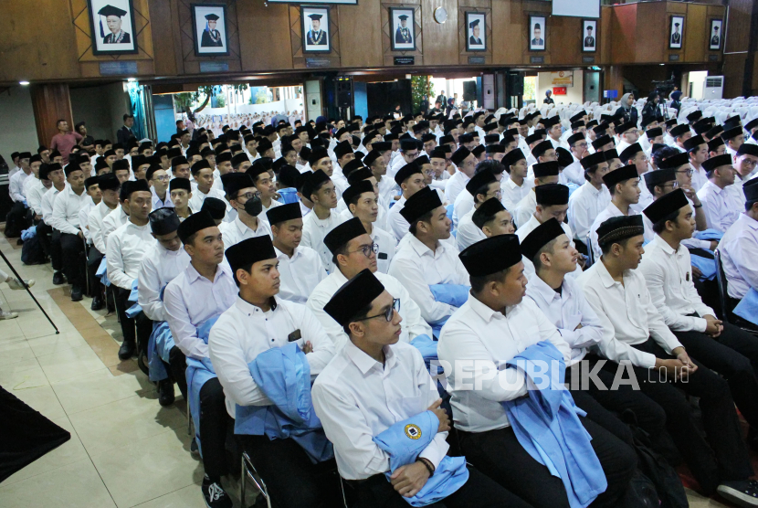 Mahsiswa baru Universitas Islam Bandung (Unisba) mengikuti Pelantikan dan Taaruf Mahasiswa Baru Tahun Akademik 2023/2024 di Aula Unisba, Jalan Tamansari, Kota Bandung