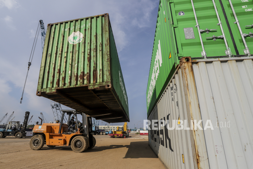 Pekerja mengoperasikan alat berat untuk bongkar muat peti kemas di Pelabuhan Batu ampar, Batam, Kepulauan Riau, Senin (7/6/2021). BP Batam naikkan tarif bongkar muat peti kemas.
