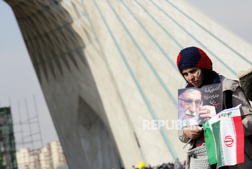 Seorang gadis Iran merayakan 44 tahun Revolusi Islam 1979 di alun-alun Azadi (Kebebasan) di Teheran,  11 Februari 2023. 