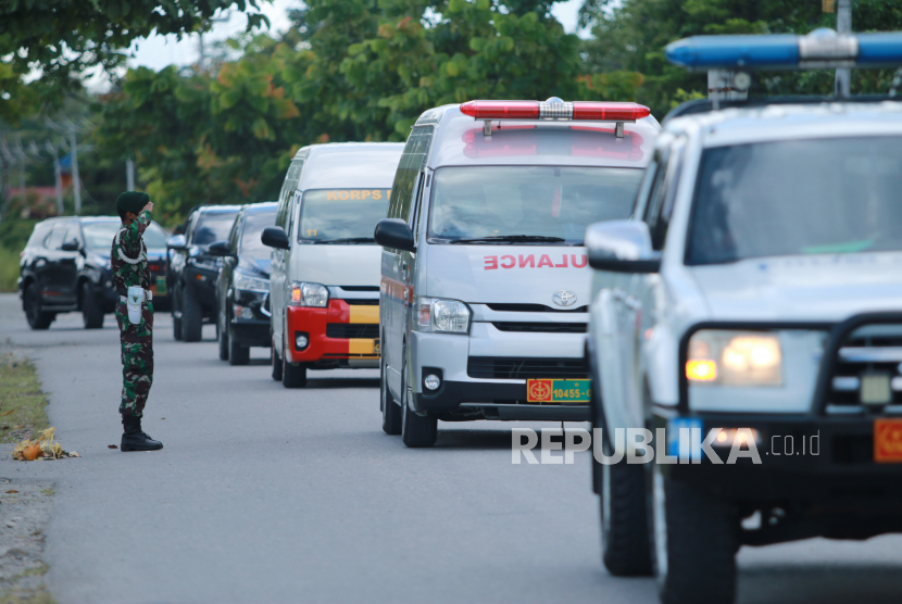 Personel TNI memberi hormat saat iring-iringan kendaraan yang membawa jenazah Kabinda Papua Mayjen TNI (Anumerta) I Gusti Putu Danny Nugraha Karya.