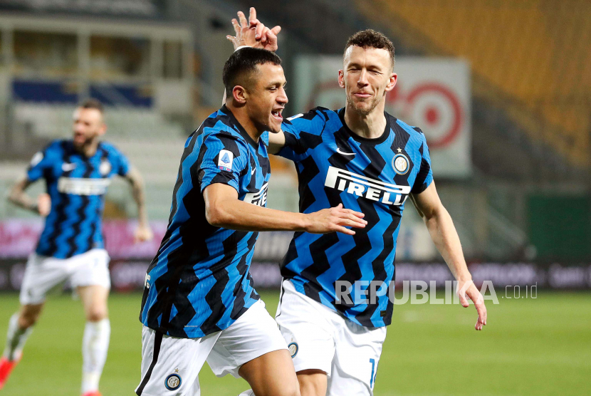 Pemain Inter Alexis Sanchez (kiri) merayakan bersama rekan setimnya Ivan Perisic (kanan) setelah mencetak keunggulan 1-0 dalam pertandingan sepak bola Serie A Italia antara Parma Calcio dan Inter Milan di stadion Ennio Tardini di Parma, Italia, 4 Maret 2021.