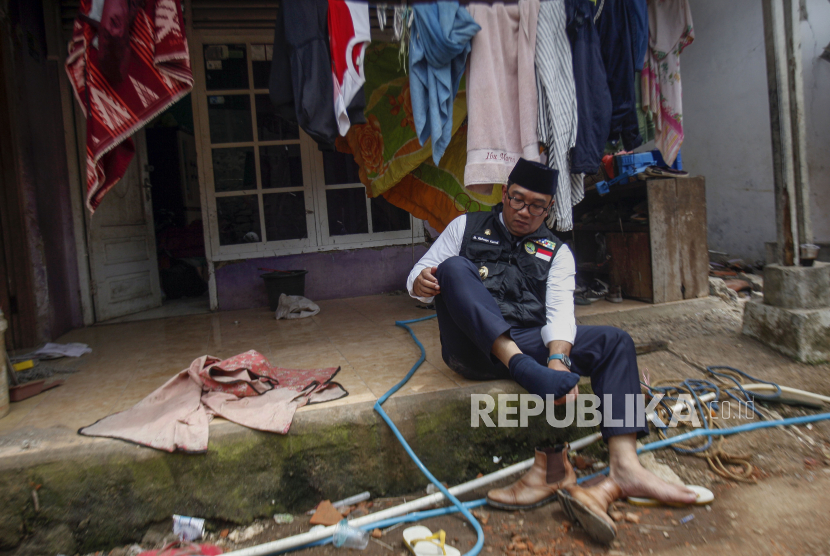 Gubernur Jawa Barat Ridwan Kamil saat meninjau lokasi bencana gempa bumi di Desa Gasol, Kabupaten Cianjur, Jawa Barat, Jumat (25/11/2022).