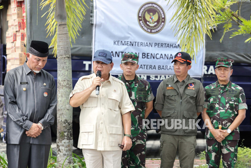 Menteri Pertahanan yang juga presiden terpilih periode 2024–2029, Prabowo Subianto saat menyerahkan bantuan untuk korban banjir bandang yang melanda beberapa wilayah di Sumatera Barat (Sumbar), Kamis (16/5/2024). 