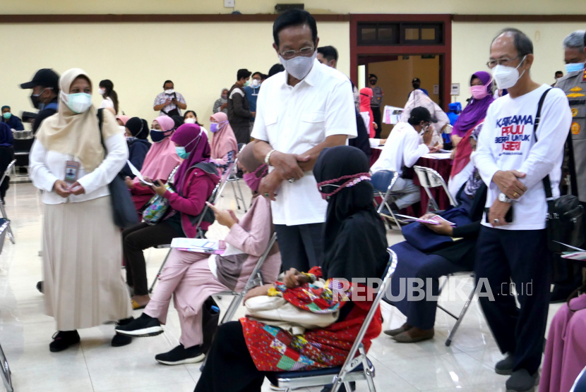 Gubernur DIY Sri Sultan HBX meninjau vaksinasi massal Covid-19 untuk Ibu Hamil di Grha Saba Pramana UGM, Yogyakarta, Kamis (19/8). Sebanyak 1.110 ibu hamil menjadi target vaksinasi kali ini. Namun, untuk bisa divaksin Covid-19 usia kandungan minimal 13 Minggu.