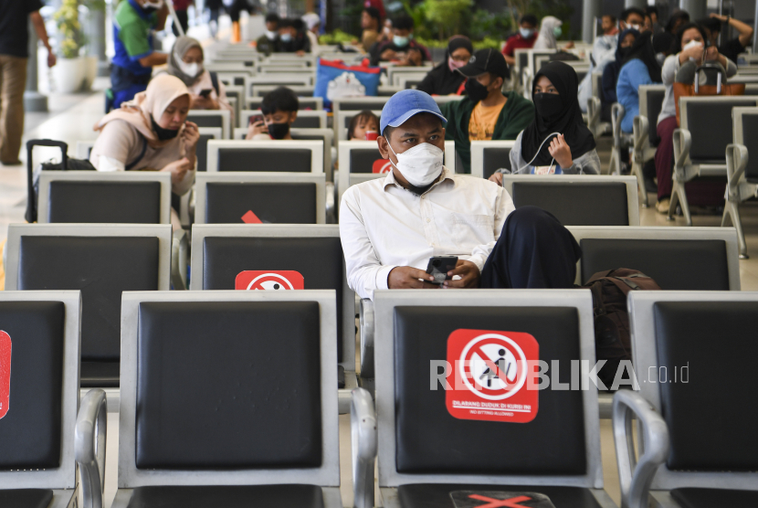 Calon penumpang kereta api jarak jauh menunggu di Stasiun Pasar Senen, Jakarta, Senin (5/7/2021). PT. Kereta Api Indonesia Daop 1 Jakarta mencatat terjadi penurunan penumpang keberangkatan jarak jauh lebih dari 60 persen pada masa Pemberlakuan Pembatasan Kegiatan Masyarakat (PPKM) Darurat. 