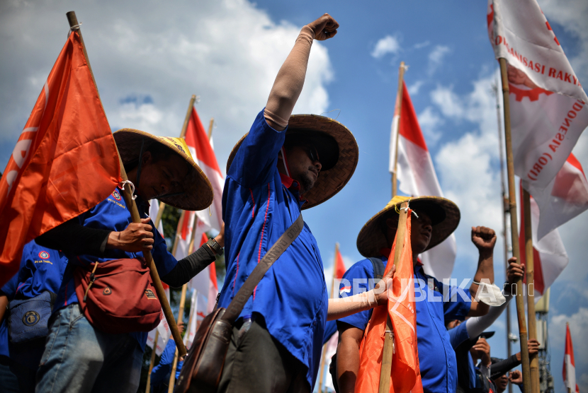 Massa yang tergabung dari berbagai elemen buruh saat melakukan aksi di kawasan Patung Kuda, Jakarta, pada Desember 2022 lalu. Kalangan buruh menilai formulasi pengupahan di Perppu Cipta Kerja semakin tidak jelas. (ilustrasi)