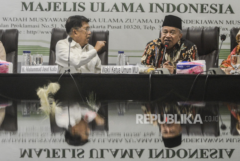 Wakil Ketua Umum MUI Muhyiddin Junaidi (kanan) bersama Ketua Umum Dewan Masjid Indonesia Jusuf Kalla (kiri) menyampaikan keterangan pers terkait Fatwa Nomor 14 Tahun 2020 tentang penyelenggaraan ibadah dalam situasi wabah Corona atau Covid-19 di kantor MUI, Jakarta, Selasa (17/3). Fatwa MUI itu mengatur diantaranya membolehkan masyarakat untuk mengganti Shalat Jumat dengan Shalat Zuhur untuk mencegah penyebaran Corona bagi orang-orang sehat dan melarang sementara pelaksanaan ibadah yang membuat konsentrasi massa bagi umat Islam di wilayah yang kondisi penyebaran virus corona sudah tidak terkendali. Republika/Putra M. Akbar(Republika/Putra M. Akbar)