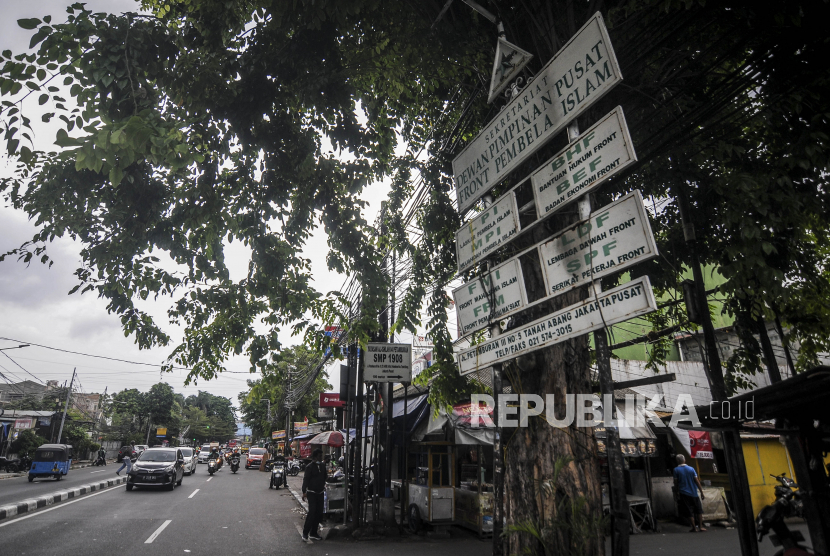 Plang Sekretariat DPP FPI yang terpasang di Petamburan, Jakarta, Rabu (30/12). Pemerintah resmi membubarkan dan menghentikan segala aktivitas FPI sebagai organisasi masyarakat maupun organisasi pada umumnya. Republika/Putra M. Akbar