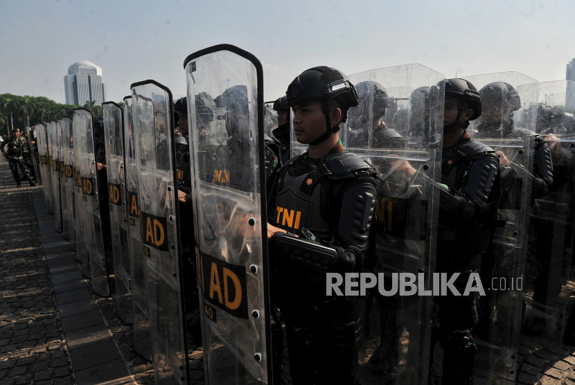 Ilustrasi aparat antihuru hara bersiaga. Kali ini demo direncanakan di Kantor DPRD Bengkulu.