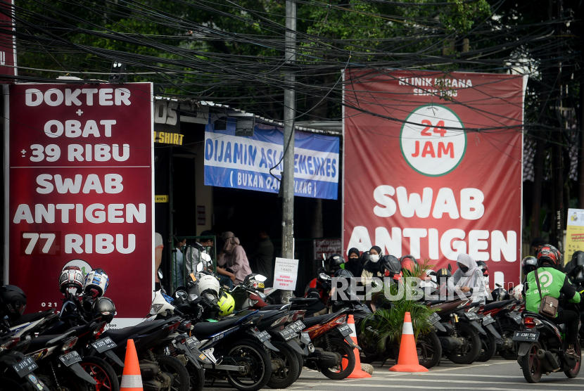 Suasana tempat pemeriksaan swab antigen di klinik Kawasan Warung Buncit, Jakarta, Senin (28/6). Seiring melonjaknya kasus Covid-19, jumlah wilayah rukun tetangga (RT) zona merah dan zona oranye di Jakarta turut bertambah. Kekinian, tercatat ada 10 RT zona merah dan 313 zona oranye. 