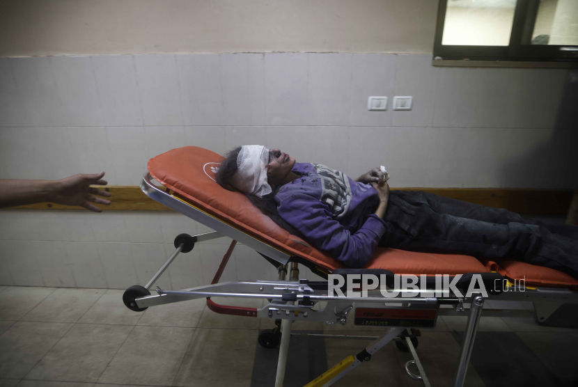 Kementerian Kesehatan Gaza mengatakan tim medis di Rumah Sakit Nasser, Kota Khan Younis tidak bisa memberikan layanan dan perawatan kesehatan. 