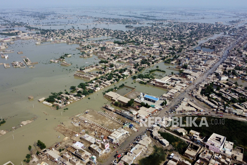 Rumah-rumah dikelilingi oleh banjir di Pakistan. Kota terpanas di dunia pun terkena dampak banjir