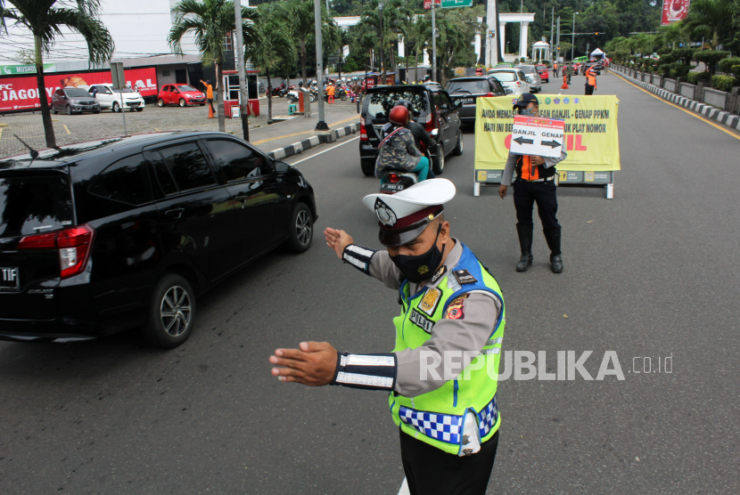 Petugas gabungan dari Polresta Bogor Kota, TNI AD, Dishub dan Satpol PP Kota Bogor mengatur laju kendaraan saat pemberlakuan aturan ganjil genap di jalan Pajajaran, Kota Bogor, Jawa Barat, Ahad (21/2/2021). 