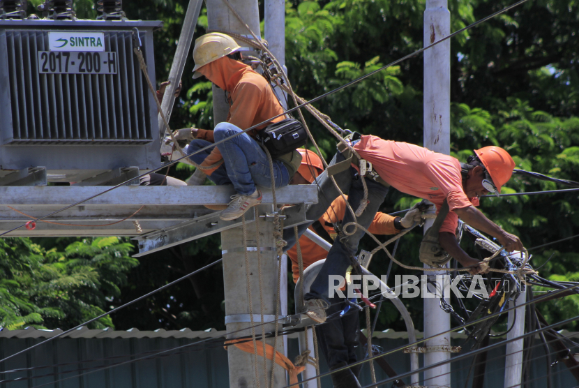 Petugas PLN merapikan kabel (ilustrasi). Desa Berlistrik di Sabu Raijua Capai 100 Persen.