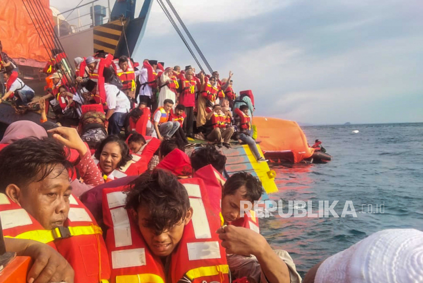 Petugas Basarnas Banten melakukan evakuasi korban anak buah kapal. (Ilustrasi)