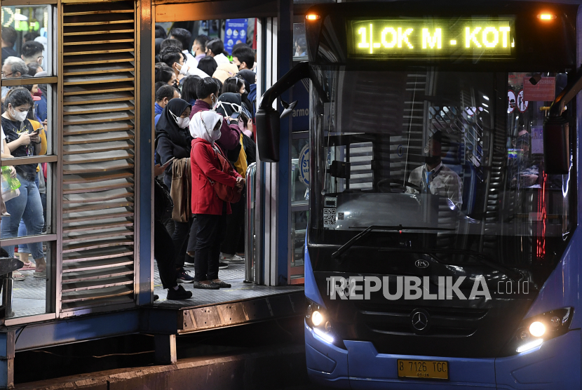 Sejumlah calon penumpang menunggu bus Transjakarta di Halte Harmoni Transjakarta, Senin (10/10/2022). Pemerintah mendorong masyarakat gunakan transportasi umum.