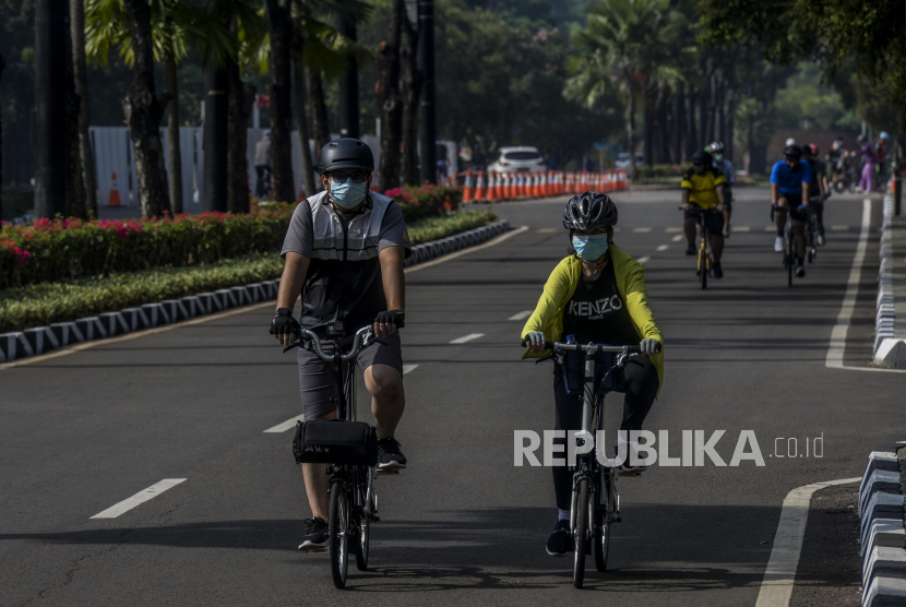 Sejumlah warga bersepeda di kawasan Gelora Bung Karno, Jakarta