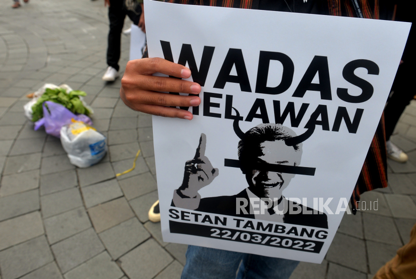 Aliansi Solidaritas Untuk Wadas menggelar unjuk rasa di Tugu Pal Putih Yogyakarta, Selasa (22/3/2022). Pada aksi Wadas Menggugat ini mereka menuntut Gubernur Jateng Ganjar Pranowo untuk menghentikan rencana penambangan batu andesit di Desa Wadas, Purworejo. Serta menuntut Ganjar Pranowo untuk mencabut IPL Bendungan Bener dan mengeluarkan Wadas dari IPL Bendungan Bener.