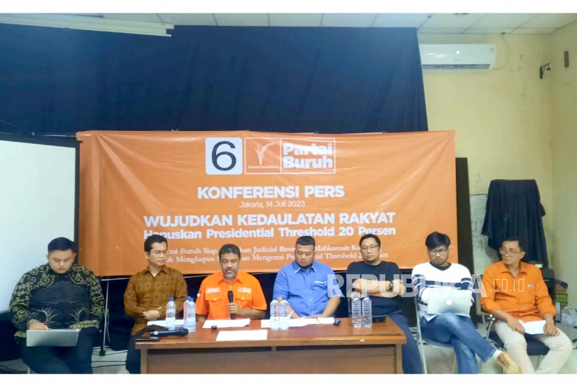 Presiden Partai Buruh Said Iqbal (ketiga dari kiri) bersama tim kuasa hukumnya menyampaikan keterangan pers soal rencana partai tersebut mengajukan  gugatan uji materi atas pasal terkait presidential threshold, di Kantor LBH Jakarta, Jumat (14/7/2023). 