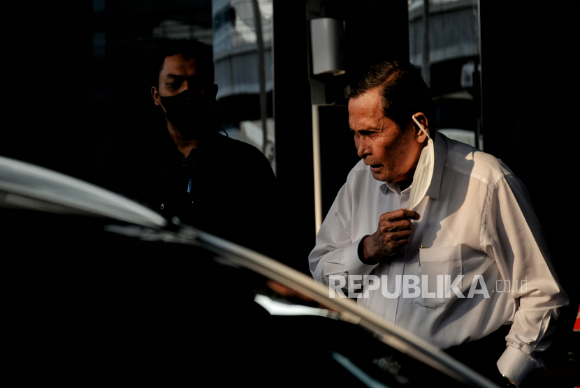 Ketua Dewan Pengawas (Dewas) KPK Tumpak Hatorangan Panggabean berjalan menaiki mobil di Gedung KPK C1, Jakarta, Selasa (5/7/2022). rkait G20 di Bali. Republika/Thoudy Badai