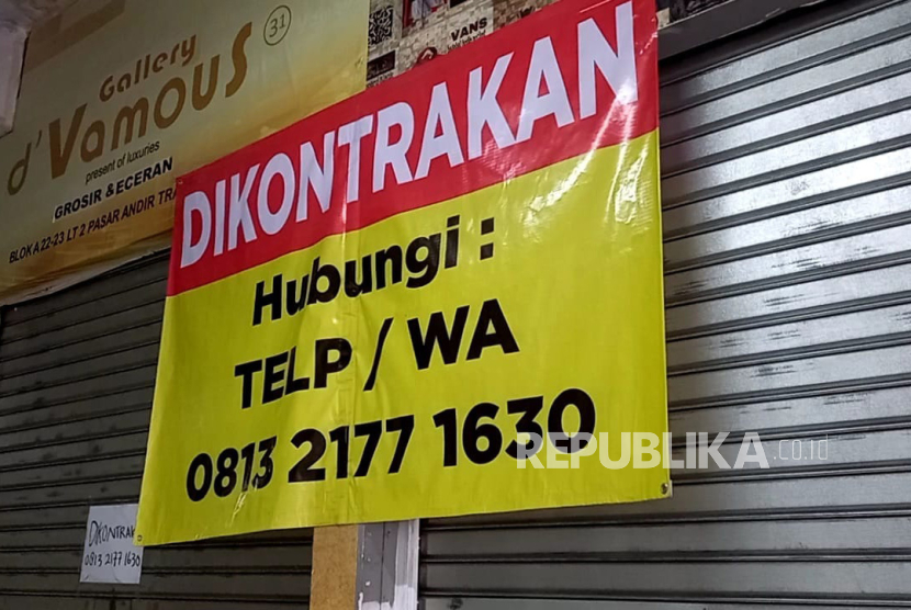 Sejumlah kios pakaian di Pasar Andir Trade Center, Kota Bandung terpaksa banyak yang tutup akibat pengunjung yang sepi, Rabu (20/9/2023).