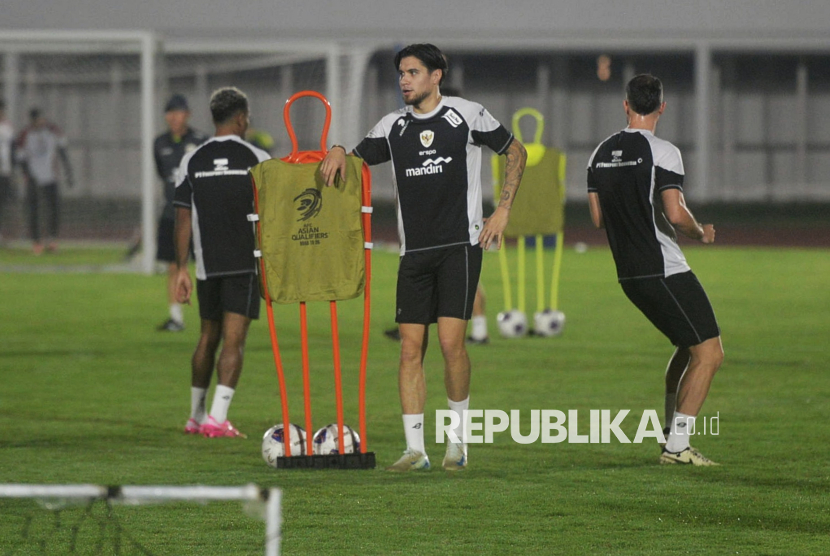 Pesepak bola Timnas Indonesia Kevin Diks mengikuti sesi latihan di Stadion Madya, Kompleks GBK, Jakarta, Selasa (12/11/2024). Latihan tersebut sebagai persiapan Timnas Indonesia jelang menghadapi Jepang pada putaran ketiga kualifikasi Piala Dunia 2026 zona Asia yang akan berlangsung pada Jumat (15/11/2024) di Stadion Utama Gelora Bung Karno. Latihan yang dipimpin langsung pelatih timnas Indonesia Shin Tae-yong tersebut diikuti oleh  27 pemain.