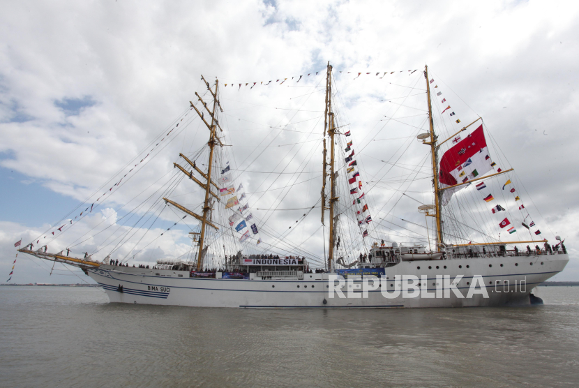 KRI Bima Suci saat pemberangkatan di Koarmada II, Surabaya, Jawa Timur, Kamis (1/8/2024). 