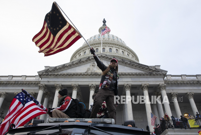 Para pengunjuk rasa Pro-Trump menyerbu halaman Front Timur Capitol AS, di Washington, DC, AS, 06 Januari 2021. Berbagai kelompok pendukung Trump telah membobol Capitol AS dan melakukan kerusuhan saat Kongres bersiap untuk bertemu dan mengesahkan hasil pemilihan Presiden AS 2020.