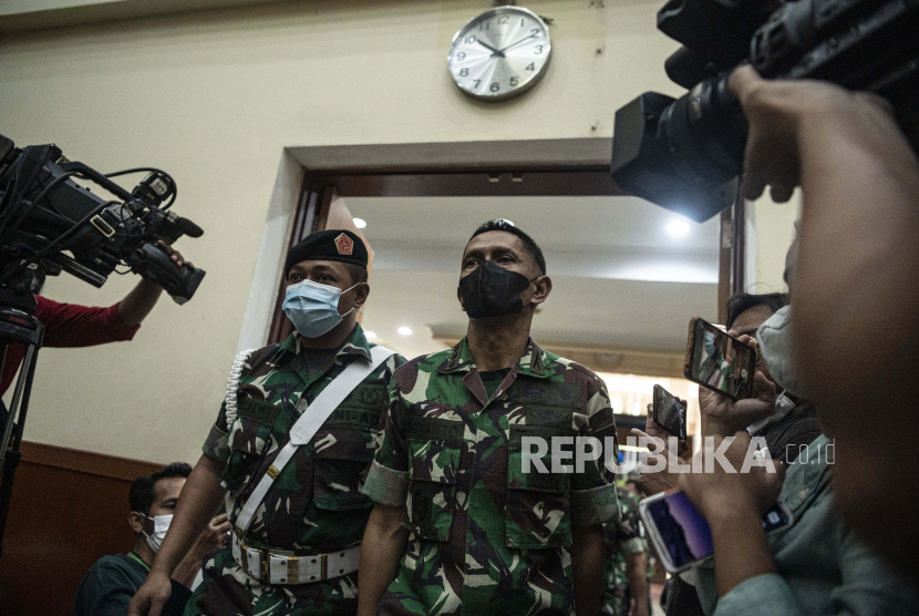Terdakwa kasus pembunuhan berencana, Kolonel Inf Priyanto (kanan), berjalan memasuki ruang sidang untuk menjalani sidang dengan agenda pembacaan vonis di Pengadilan Militer Tinggi II Jakarta Timur, Jakarta, Selasa (7/6/2022). Majelis Hakim Pengadilan Militer Tinggi II Jakarta Timur memvonis Kolonel Inf Priyanto dengan hukuman penjara seumur hidup dan dipecat dari dinas TNI karena terbukti melakukan pembunuhan berencana terhadap Handi dan Salsabila di kawasan Nagreg, Jawa Barat. 