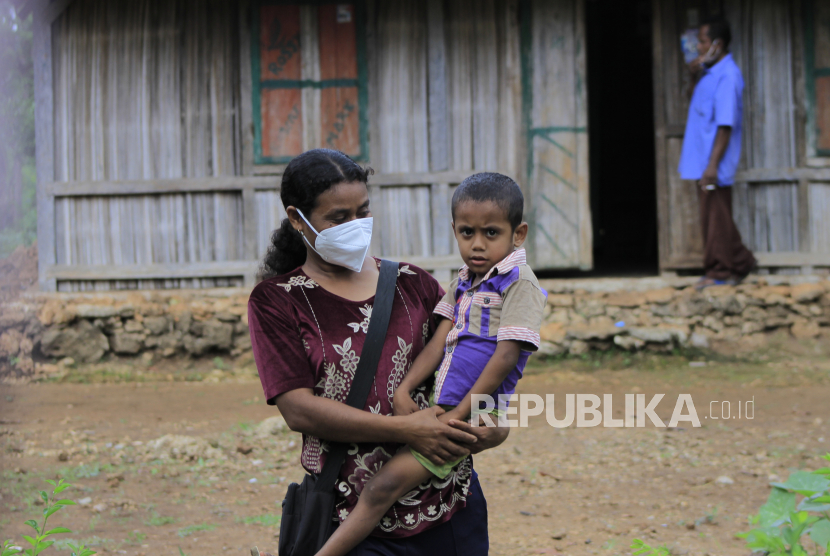 Seorang ibu mengendong untuk menjalani pemeriksaan kesehatan tumbuh kembang (stunting) di Desa Bokong, Kabupaten Kupang, Provinsi NTT, Kamis (2/12/2021).