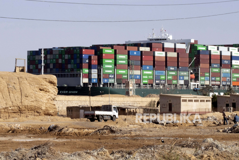  Kapal kontainer Ever Given sedang bergerak di Terusan Suez, Mesir, 29 Maret 2021. Otoritas Terusan Suez pada 29 Maret mengatakan bahwa lalu lintas akan dilanjutkan setelah kapal kontainer besar 