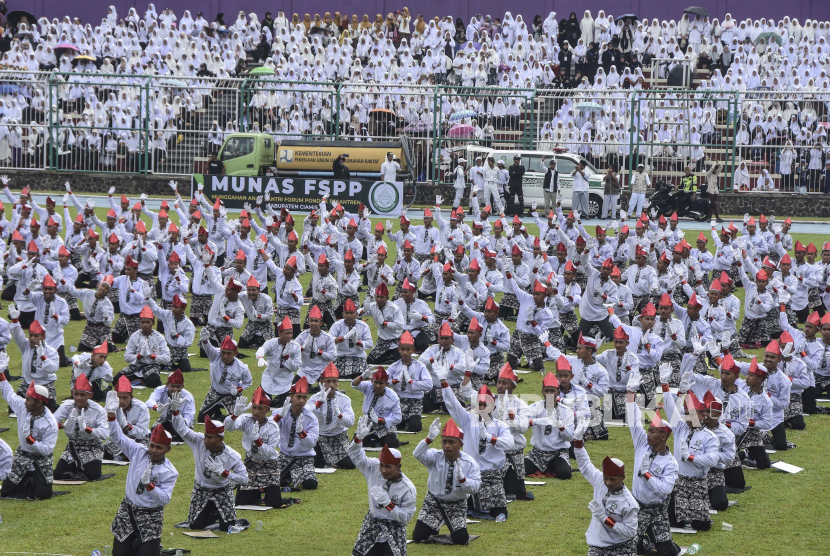 Sejumlah santri mementaskan tari saman saat mengikuti acara munggahan santri di Stadion Galuh, Kabupaten Ciamis, Jawa Barat, Senin (20/3/2023). Munggahan santri yang diikuti 15.000 santri dari 400 pondok pesantren se-Ciamis itu, untuk menyambut bulan suci Ramadhan 1444 Hijriah.  