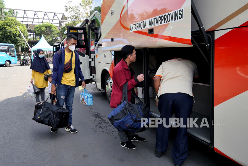 Calon penumpang bersiap naik bus antarprovinsi di Terminal Bus Jombor, Yogyakarta, Senin (3/5). Jelang pembatasan angkutan umum pada Kamis (6/5) mendatang, warga mulai mudik lebih awal menuju kampung halaman.
