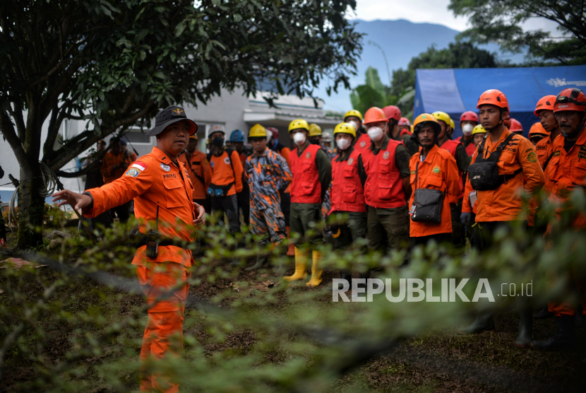Tim SAR gabungan melakukan persiapan sebelum  mengevakuasi korban tertimbun longsor gempa bumi di Warung Sate Sinta, Cugenang, Kabupaten Cianjur, Jawa Barat, Sabtu (26/11/2022). Berdasarkan data Badan Nasional Penanggulangan Bencana (BNPB) pada Jumat (25/11/2022) korban jiwa bertambah 17 jenazah dengan jumlah total 310 korban jiwa. Republika/Thoudy Badai