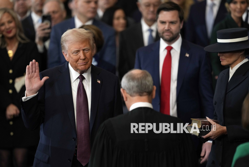 Donald Trump mengucapkan sumpah jabatan saat dilantik.