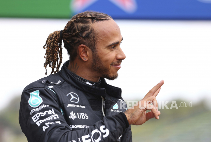  Pembalap Mercedes Lewis Hamilton dari Inggris tersenyum setelah mencatatkan waktu tercepat saat latihan kualifikasi untuk Grand Prix Formula Satu Emilia Romagna hari Minggu, di lintasan Imola, Italia, Sabtu, 17 April 2021.