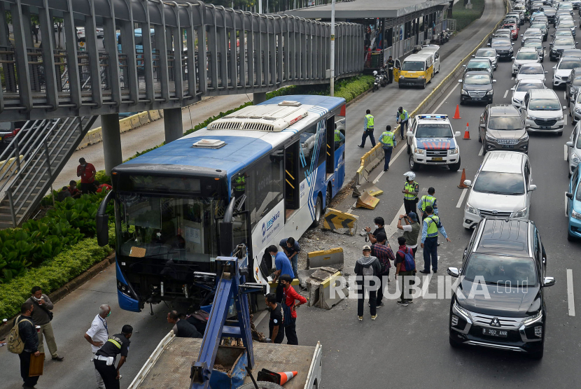 Sebuah Bus transjakarta menabrak pembatas jalur Busway (Separator Busway) di Jalan Jenderal Sudirman, Jakarta, Jumat (3/12). Kecelakaan tunggal itu diduga akibat sopir kurang berhati-hati dan kurang berkonsentrasi. Tidak ada korban jiwa dalam insiden kecelakan tersebut.Prayogi/Republika.