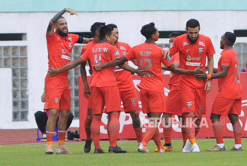 Sejumlah pesepakbola Borneo Fc Samarinda melakukan selebrasi usai gol yang dicetak Diego Michiels (kiri) ke gawang Bhayangkara Fc pada lanjutan Liga 1 di Cikarang, Kabupaten Bekasi, Jawa Barat, Selasa (13/9/2022). 