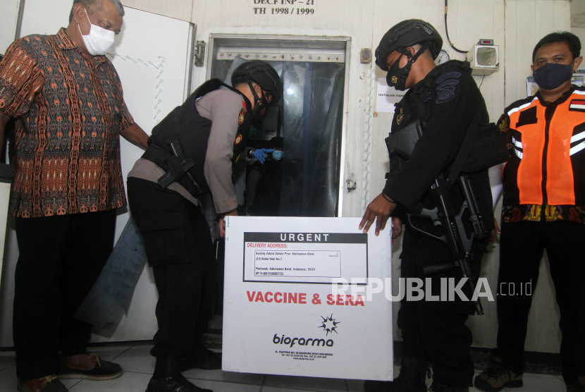 [Ilustrasi] Sejumlah anggota kepolisian memasukkan kotak berisi vaksin COVID-19 Sinovac ke dalam ruang pendingin.